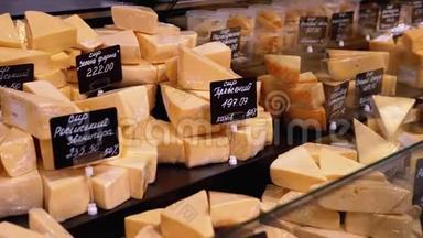 商店橱窗里陈列着各种切碎的奶酪和价格标签